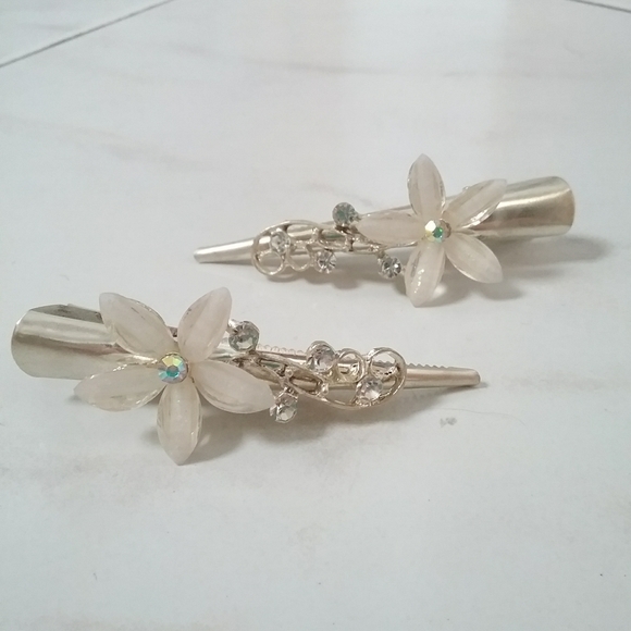 Accessories - Set of 2 White Floral Hair Clips